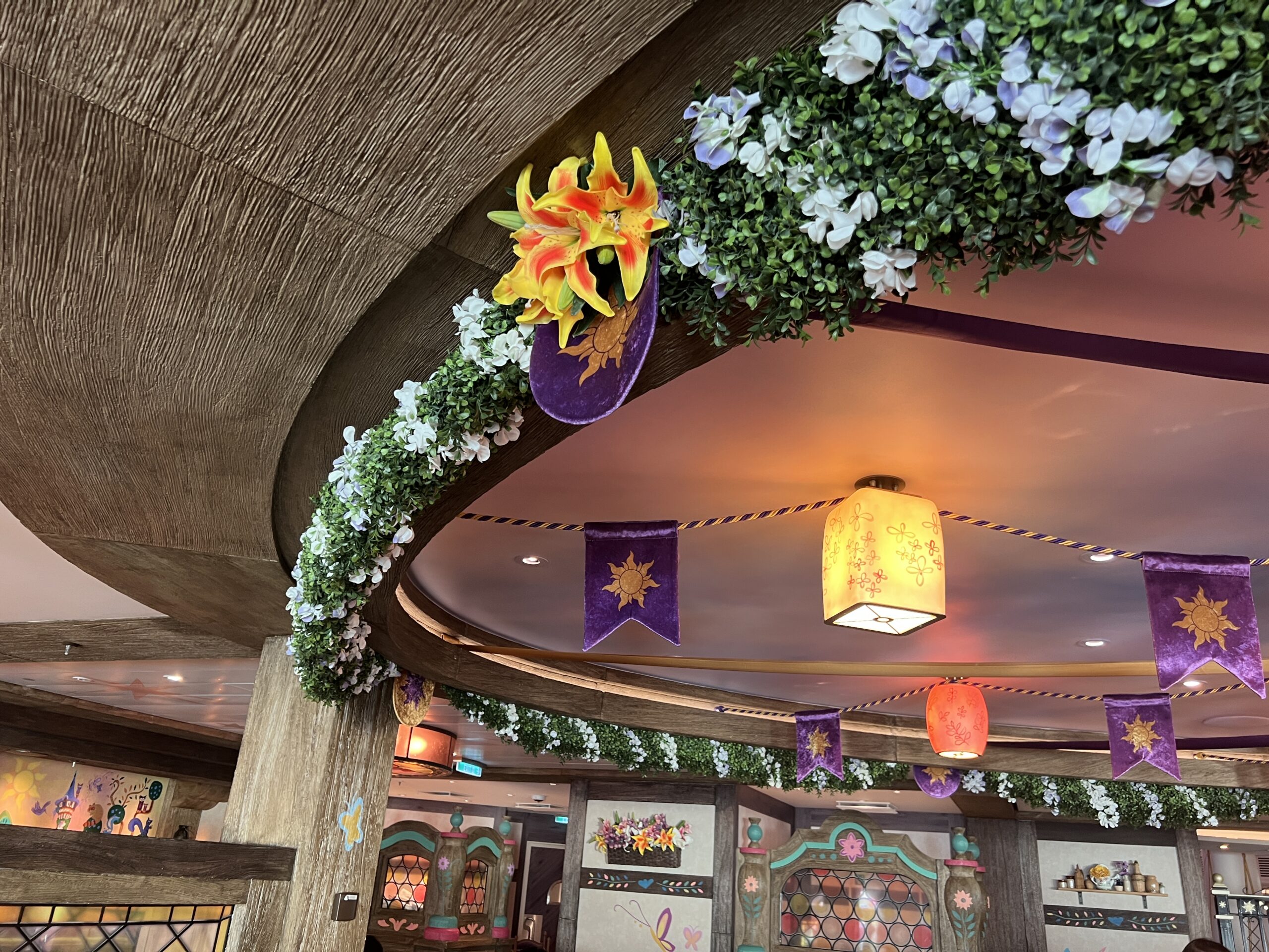 マキシマス・ダイニングルーム 天井のランタン装飾