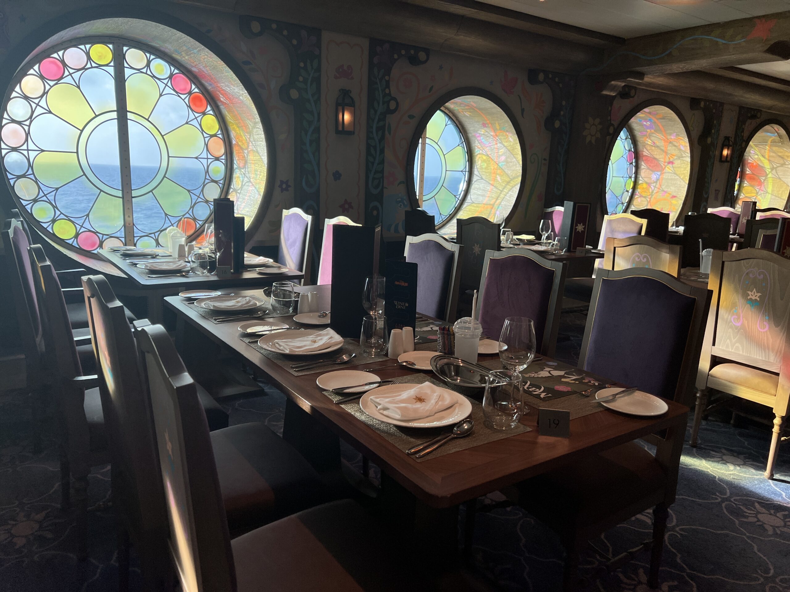 マキシマス・ダイニングルーム ステンドグラスの窓
