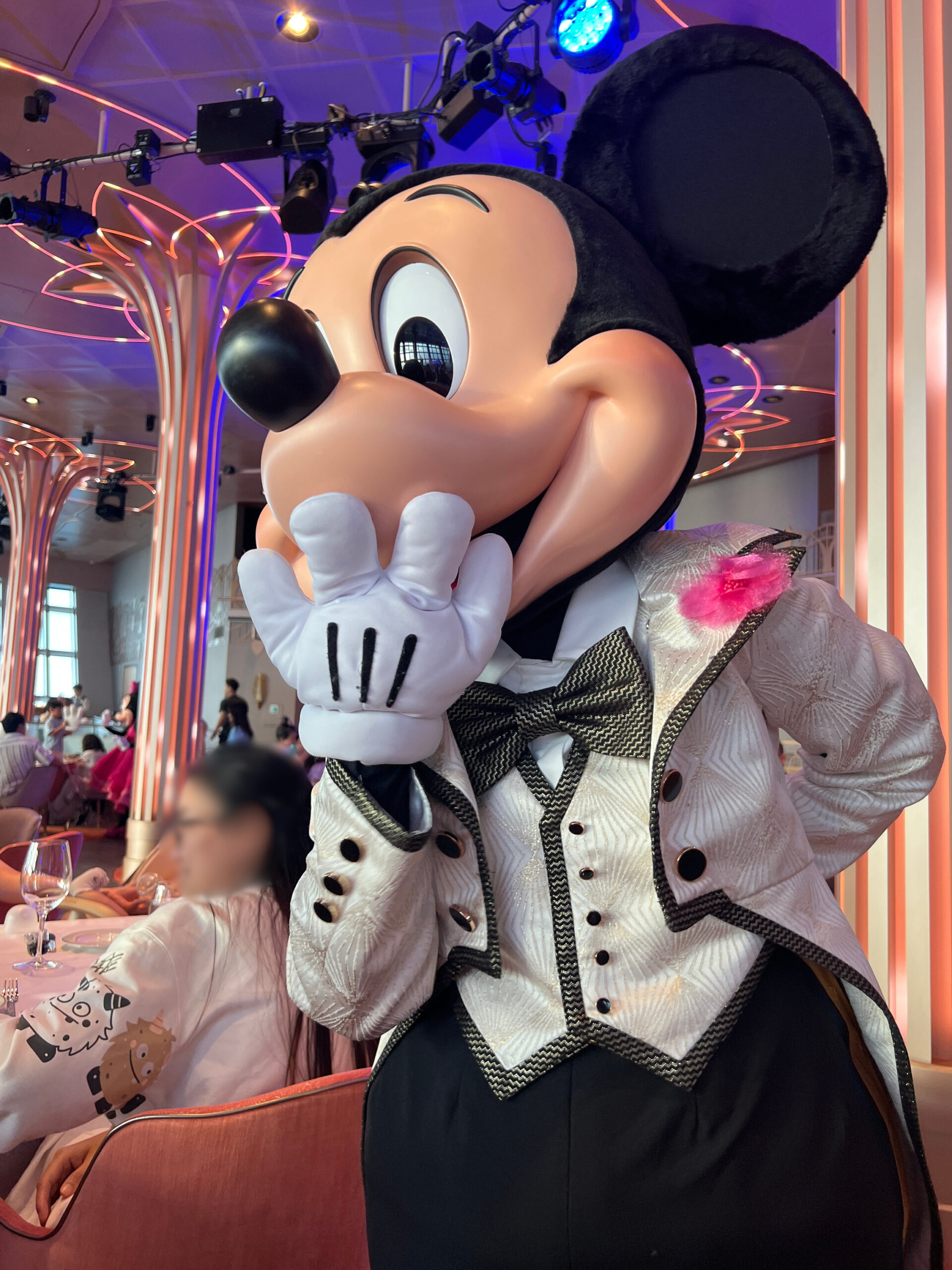ハリウッド・スポットライト・クラブで近くまで来てくれたミッキーマウス