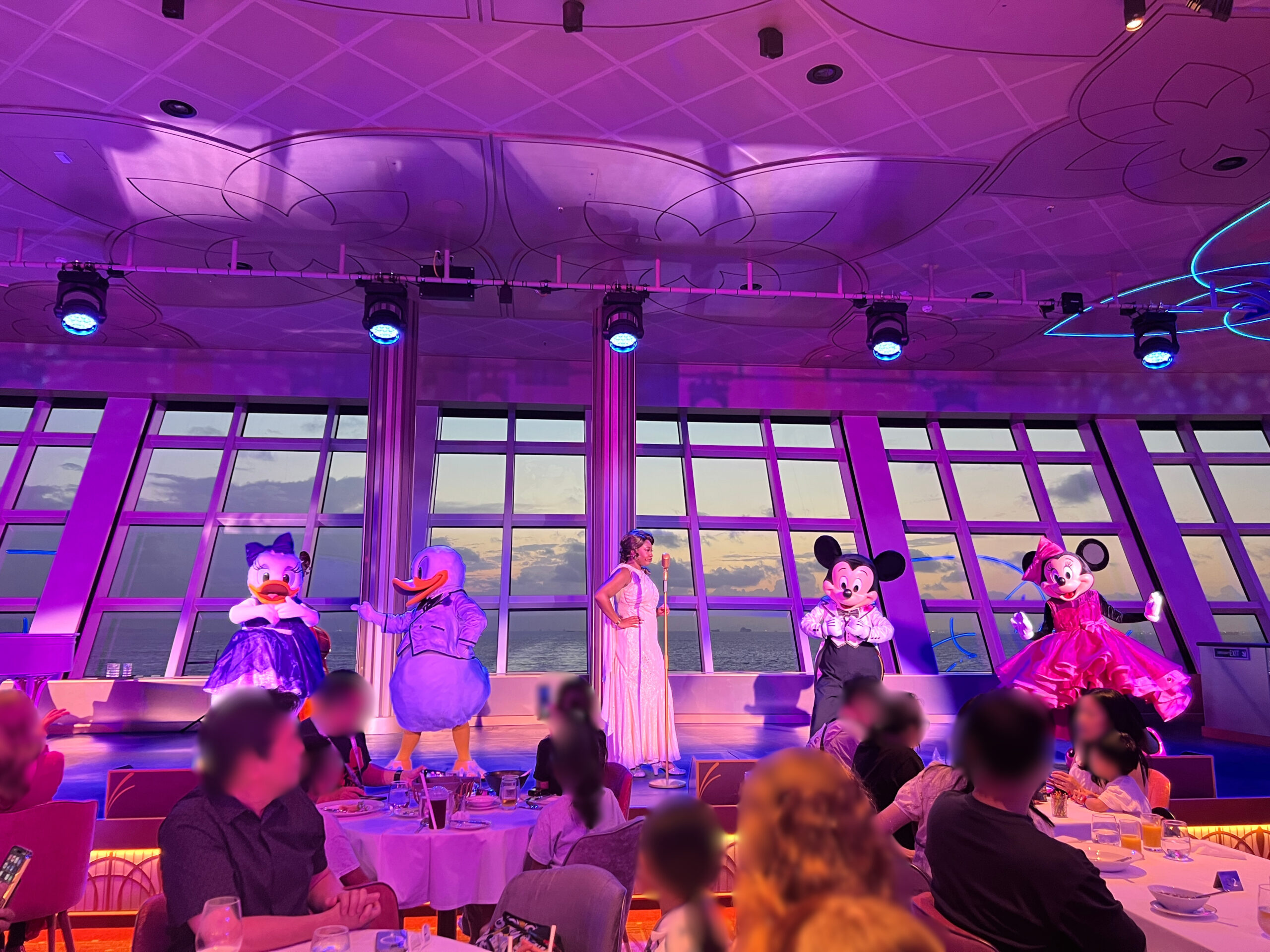 ハリウッド・スポットライト・クラブで行われるショーの様子