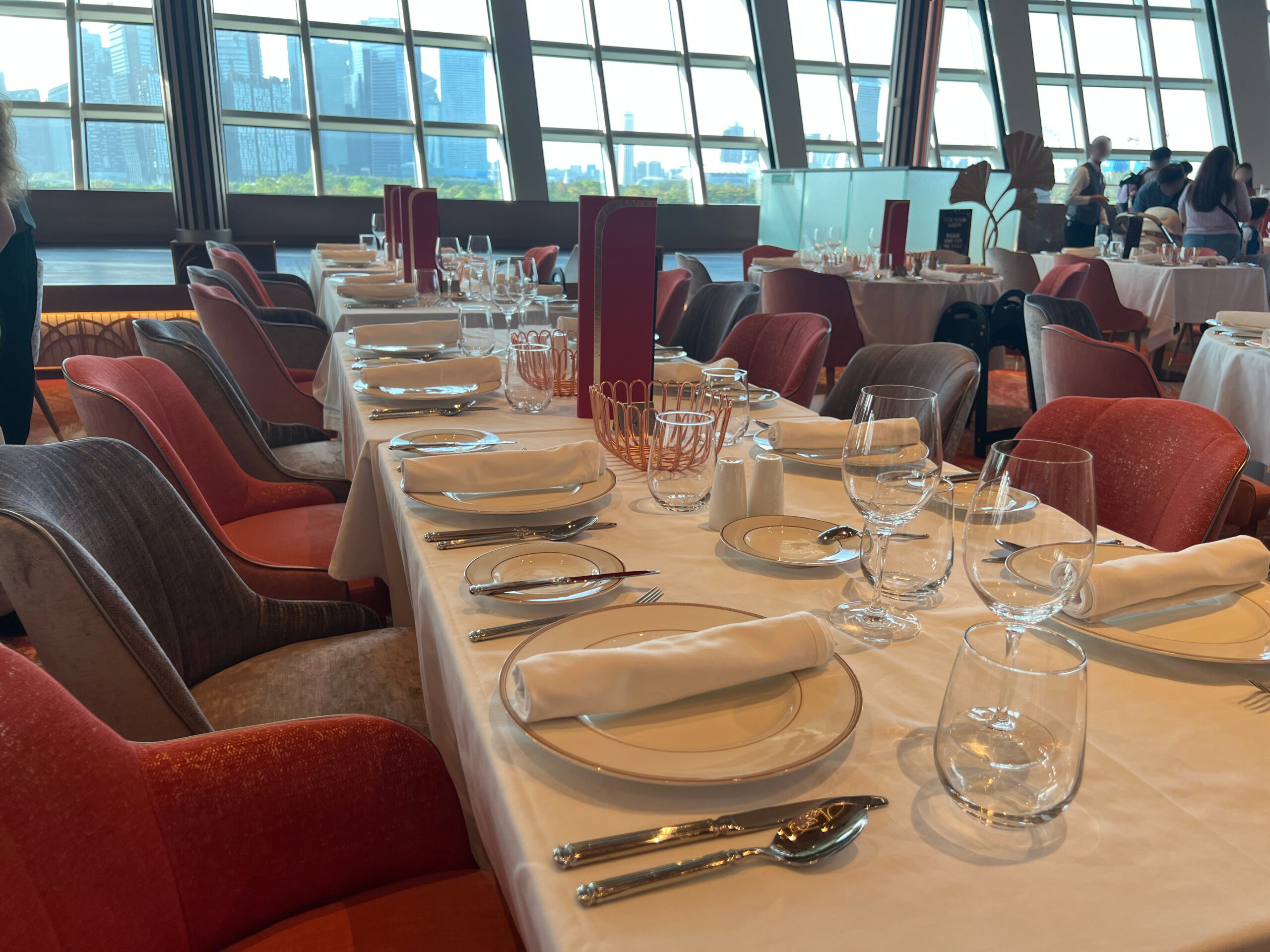 ディズニー・アドベンチャー ハリウッド・スポットライト・クラブの店内と窓からの景色