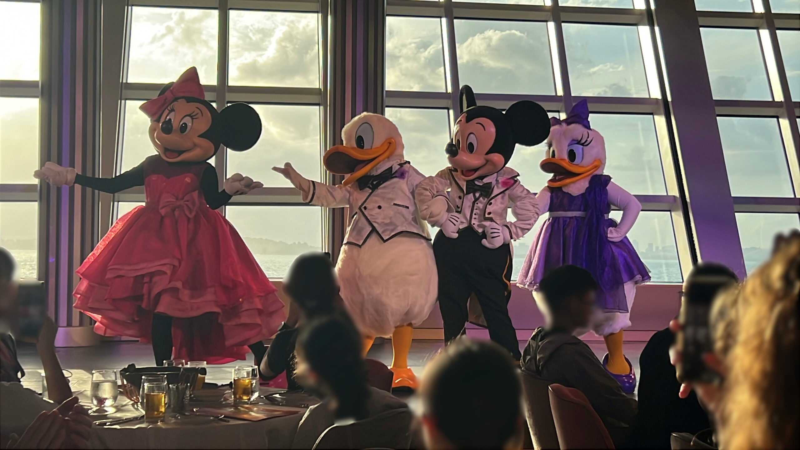 ハリウッド・スポットライト・クラブで登場したミッキー、ミニー、ドナルド、デイジー