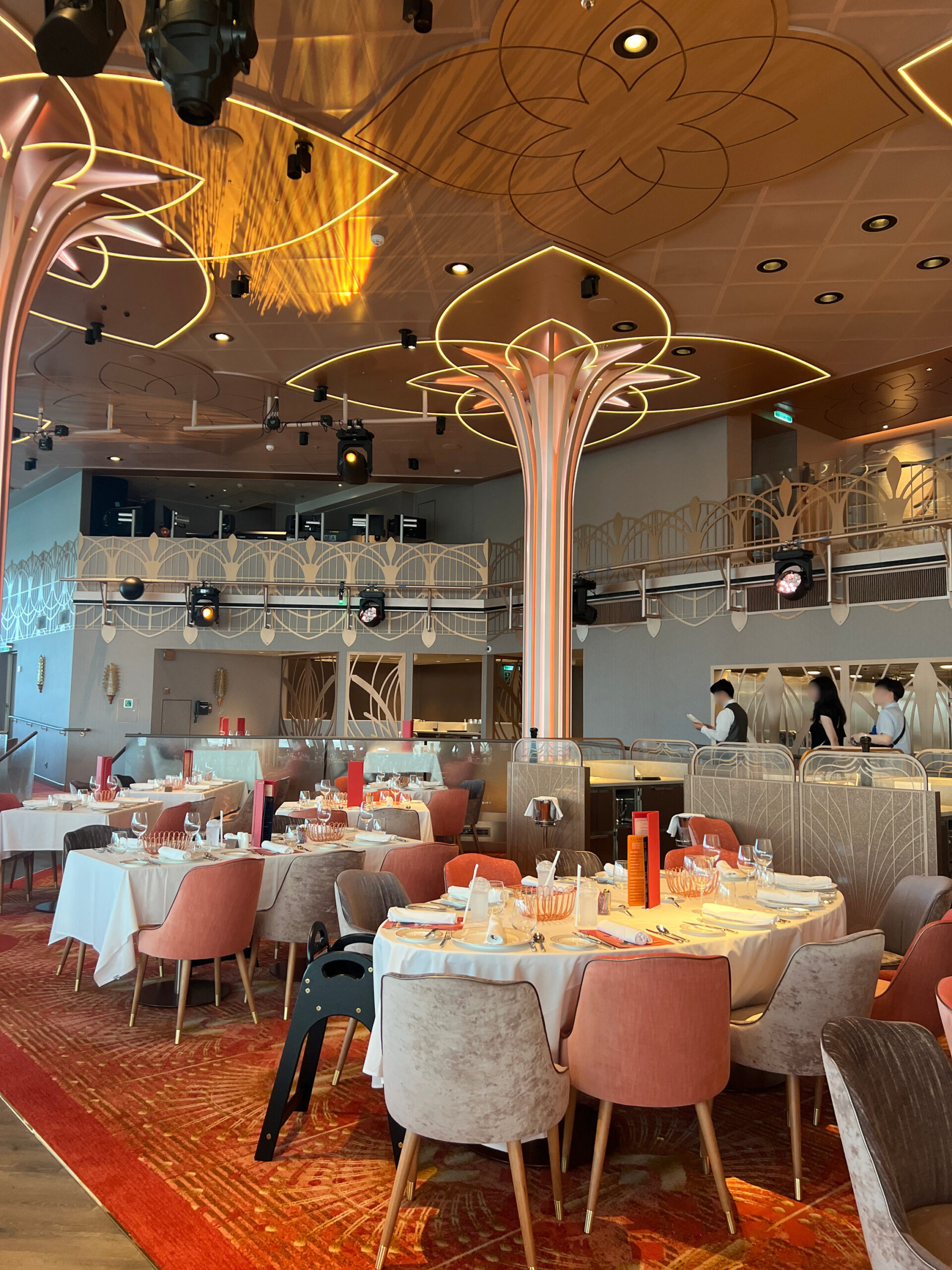 ハリウッド・スポットライト・クラブの天井と照明のデザイン