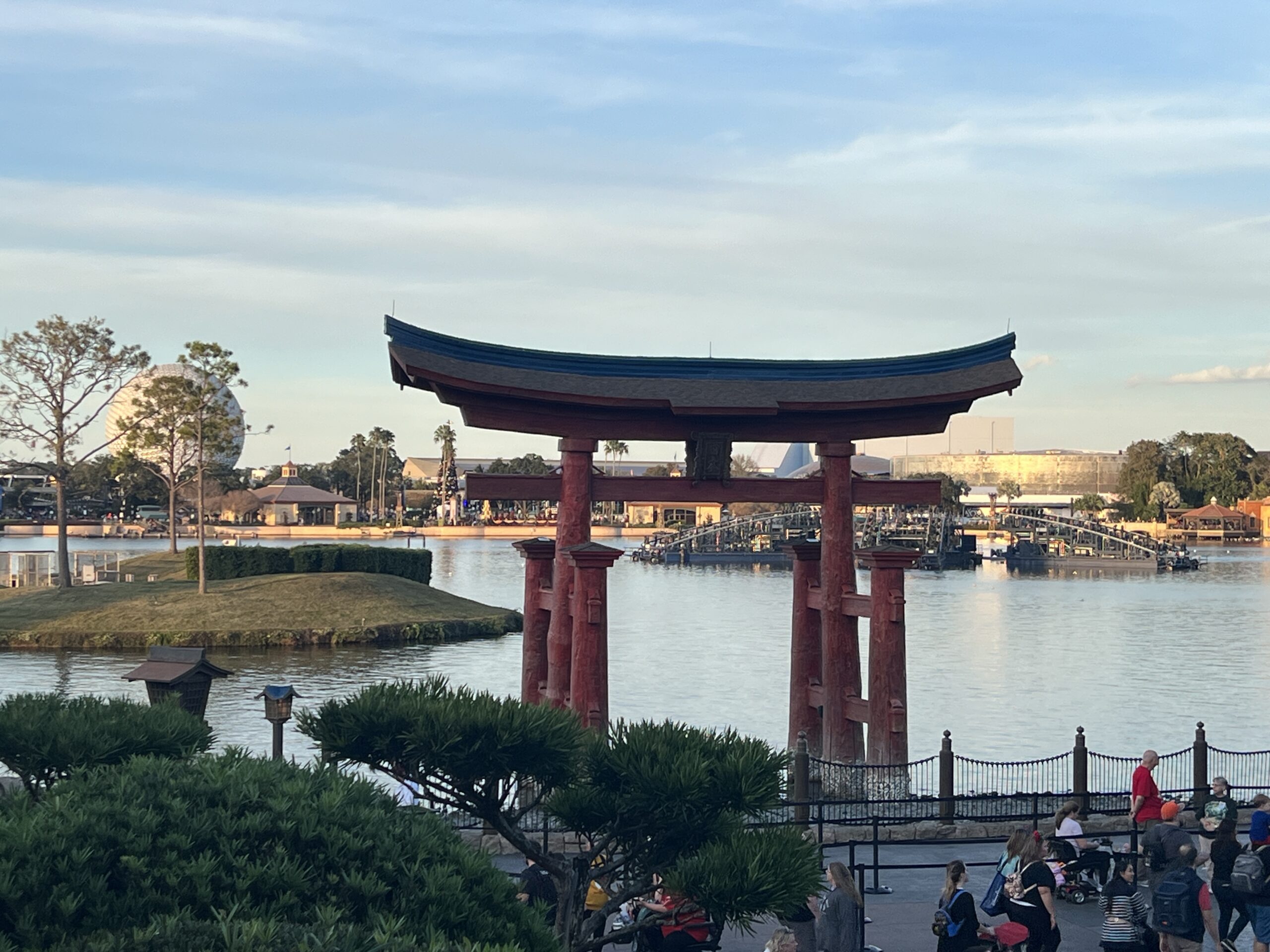 EPCOT ワールド・ショーケースの日本館にある鳥居とワールド・ショーケース・ラグーン