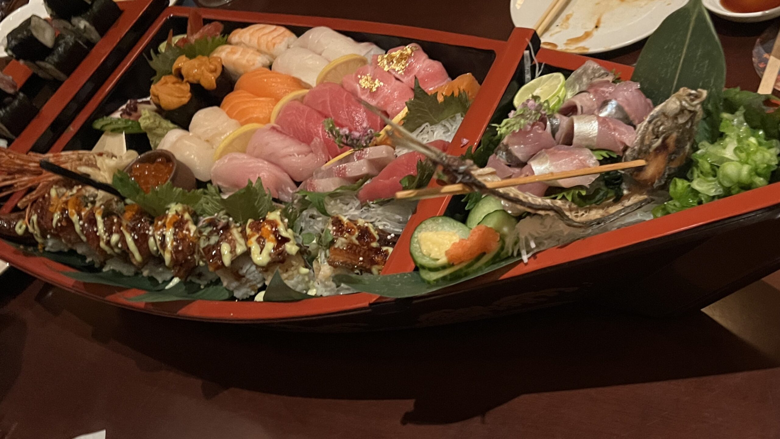 エプコット日本館の四季祭で提供される寿司と刺身の盛り合わせ