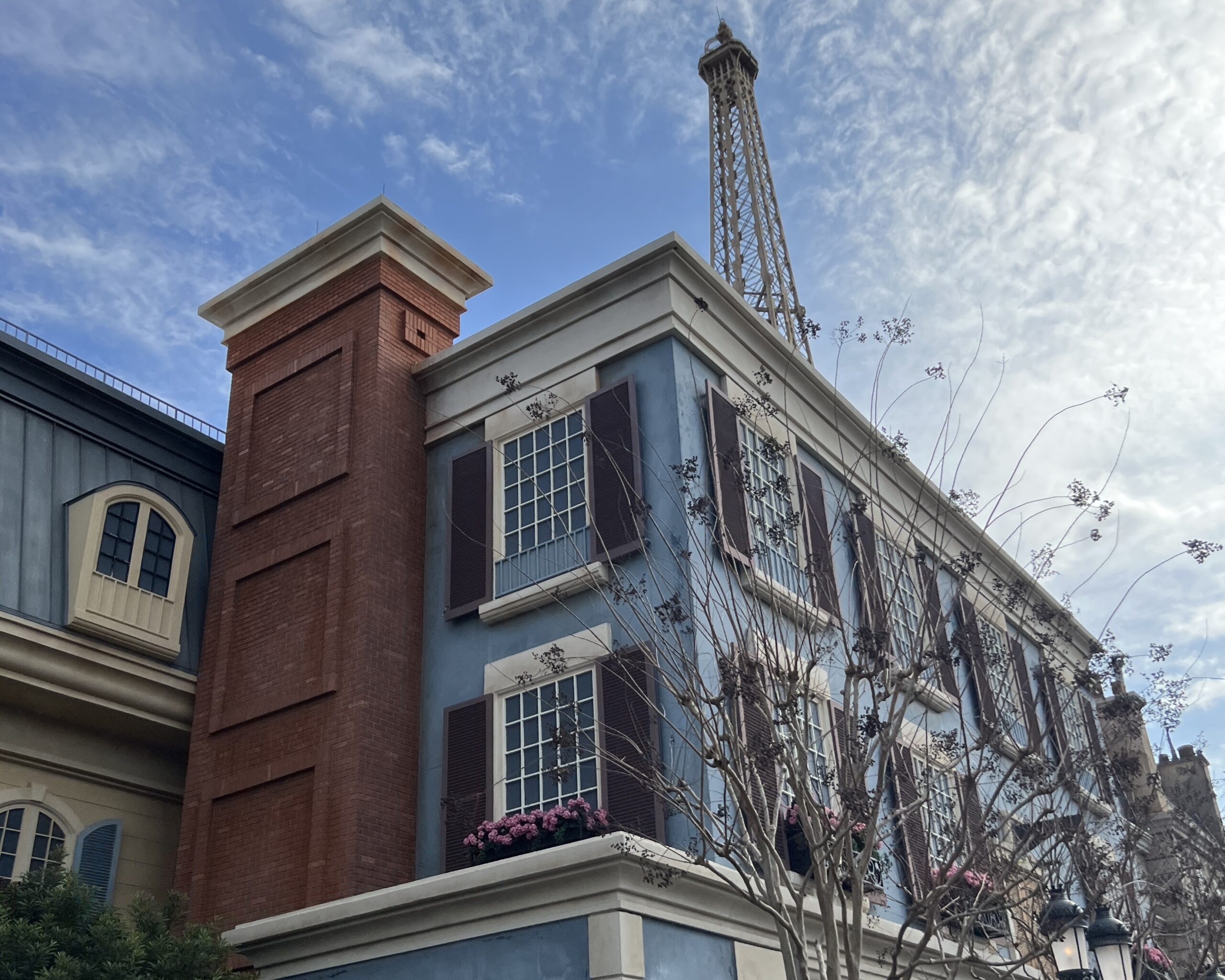 EPCOT ワールド・ショーケースのフランス館とエッフェル塔