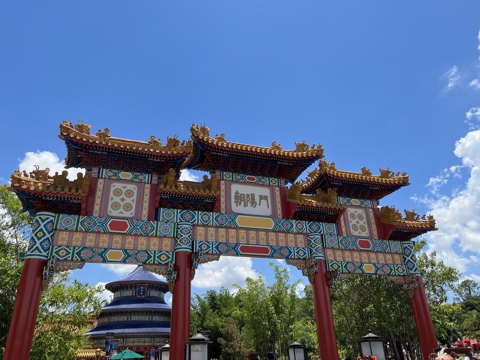 EPCOT ワールド・ショーケースの中国館にある門と天壇