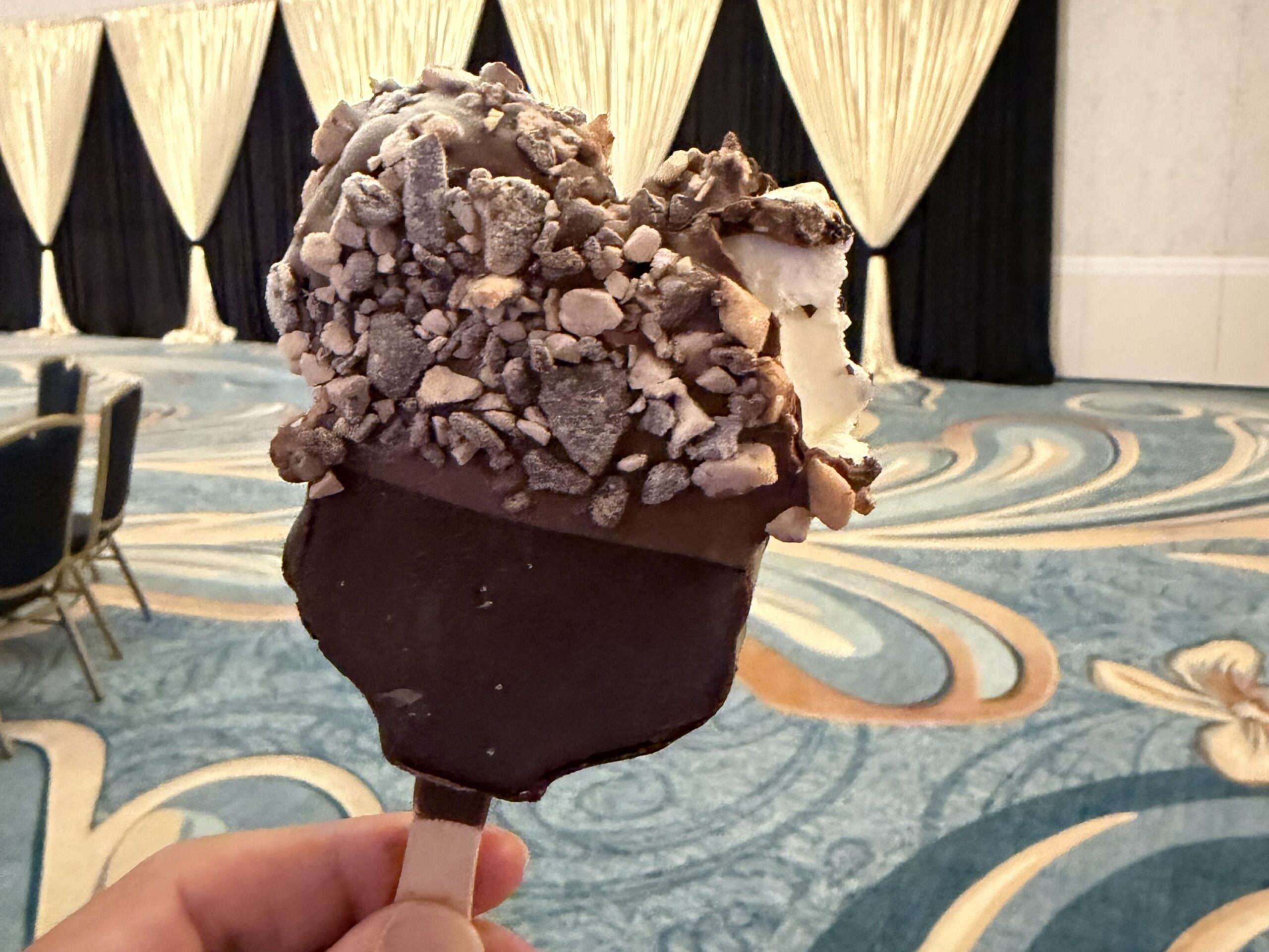 ミルクチョコレートとトフィーで仕上げたダブルディップ・ミッキーバー